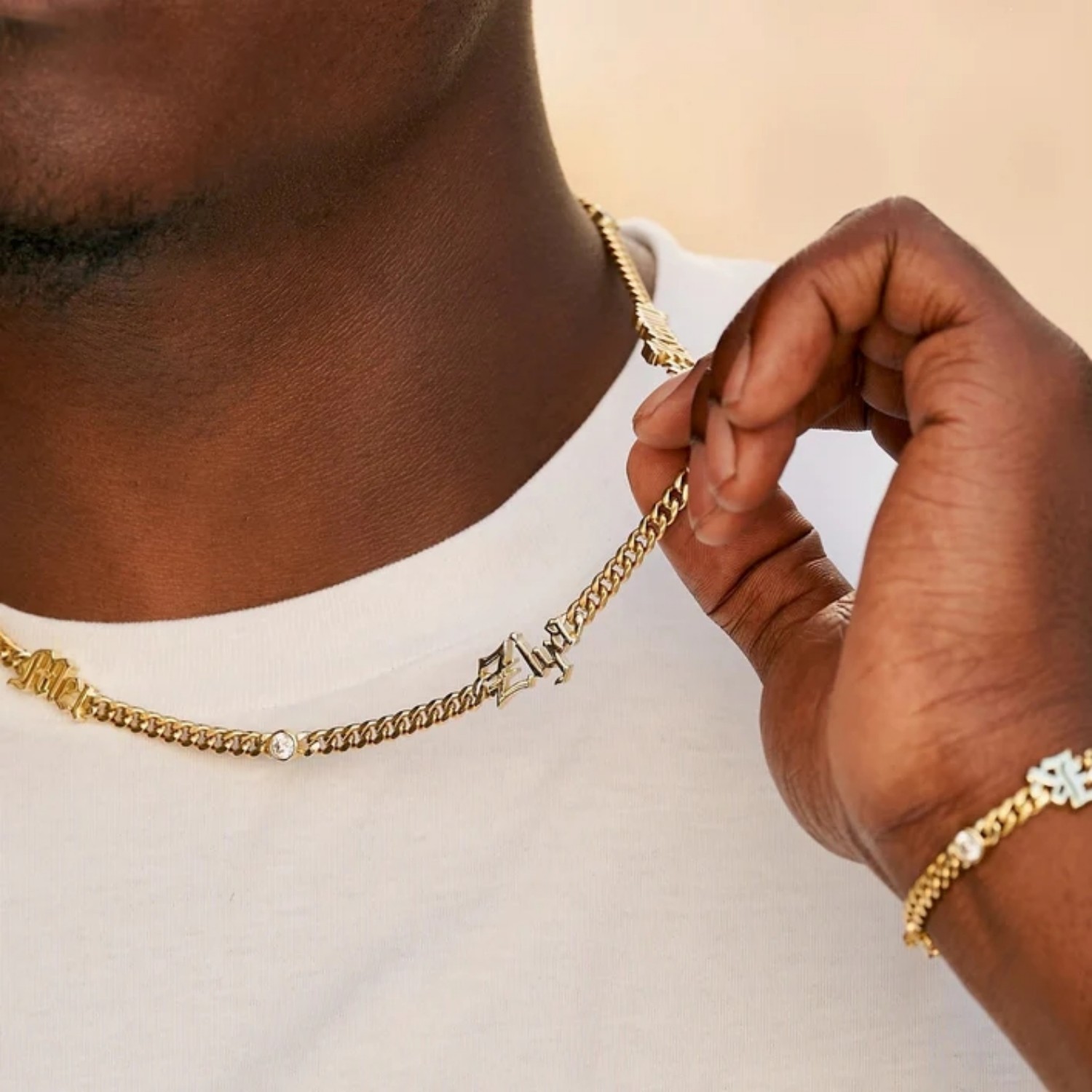Custom Old English Name Neckla - Cuban Link Chain 12Mm recension och pris