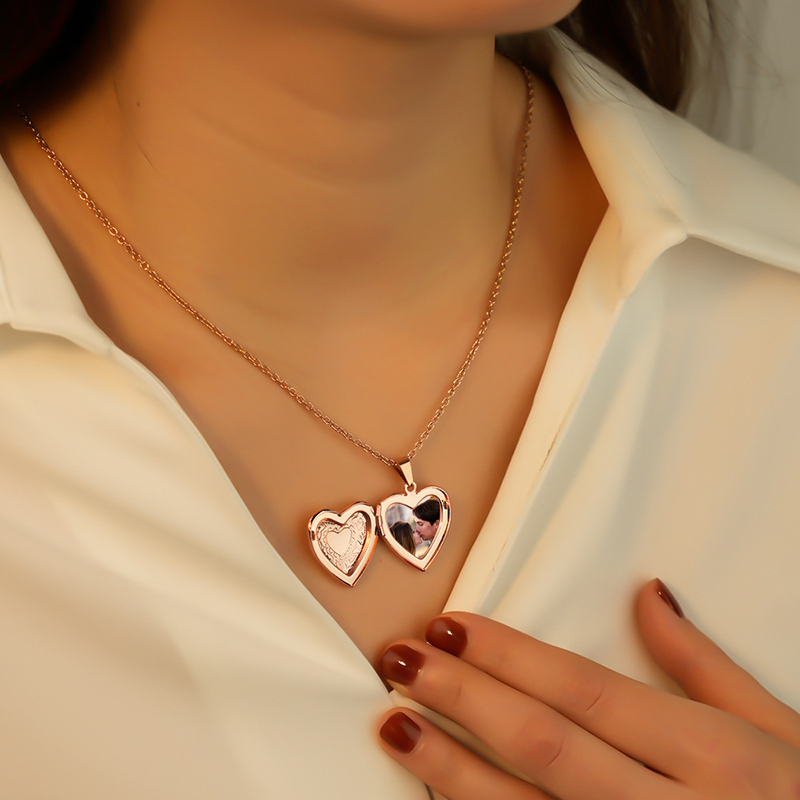Personalized Locket Necklace C - Heart Locket Necklace Photo recension och pris