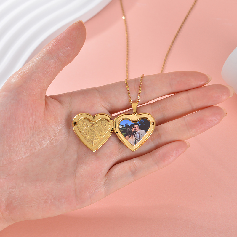 Personalized Locket Necklace C - Heart Locket Necklace Photo recension och pris