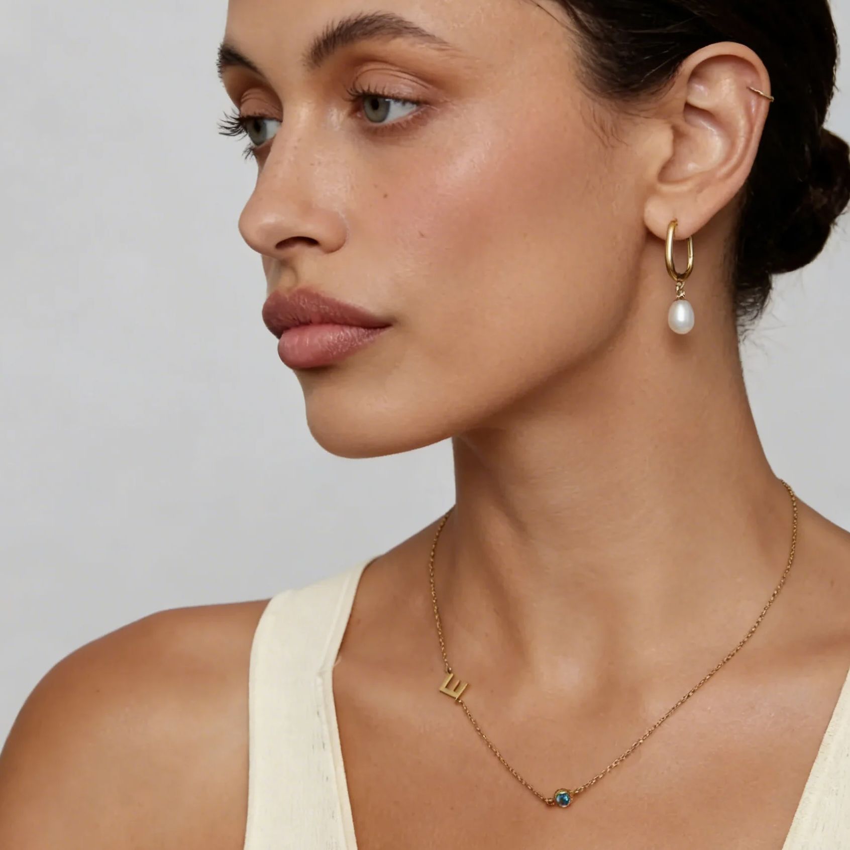 Side Set Initial Birthstone Ne - Initial Letter Necklace 18K Gold recension och pris