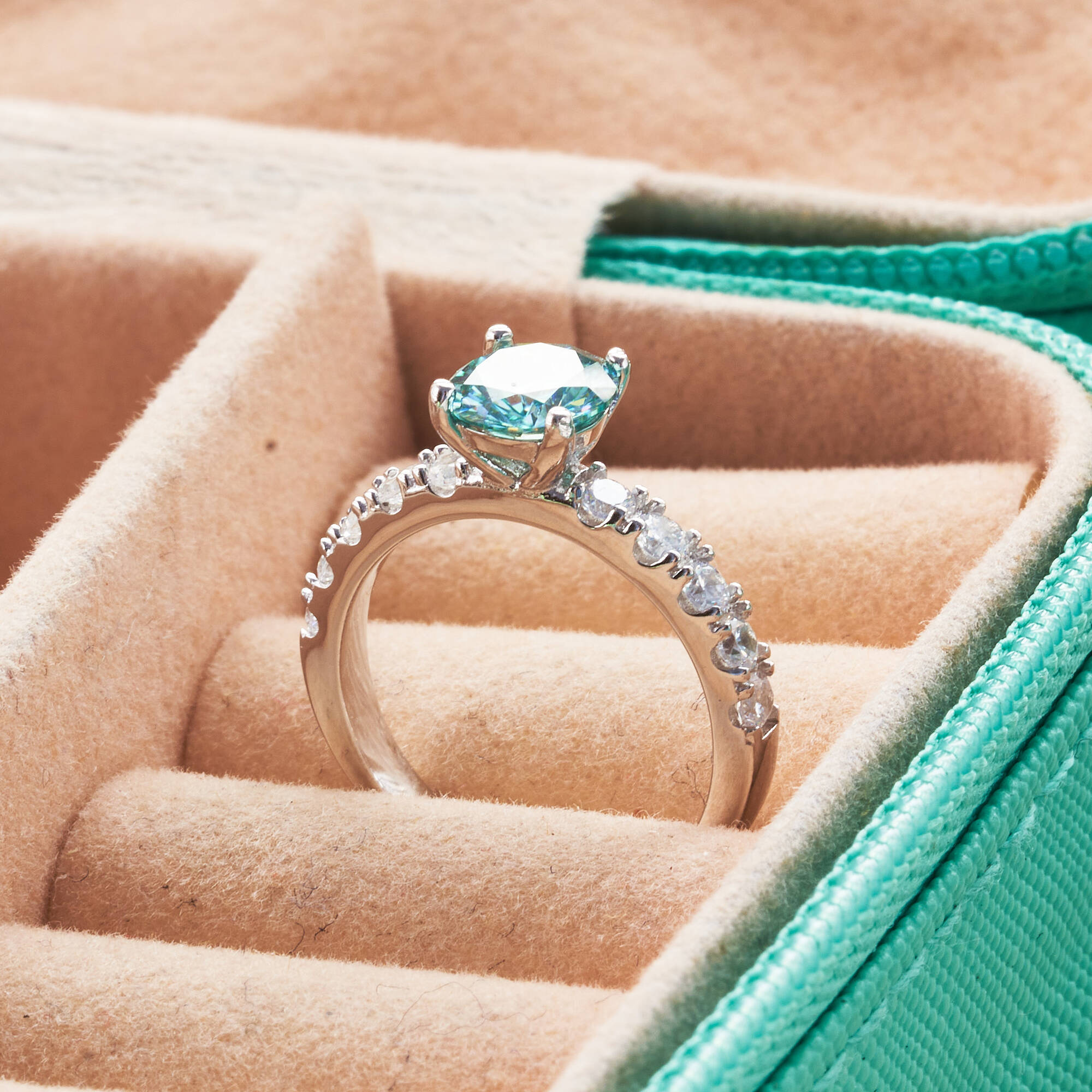 Classic 1 Carat Blue Color Moi - Moissanite Engagement Ring 1 Carat recension och pris