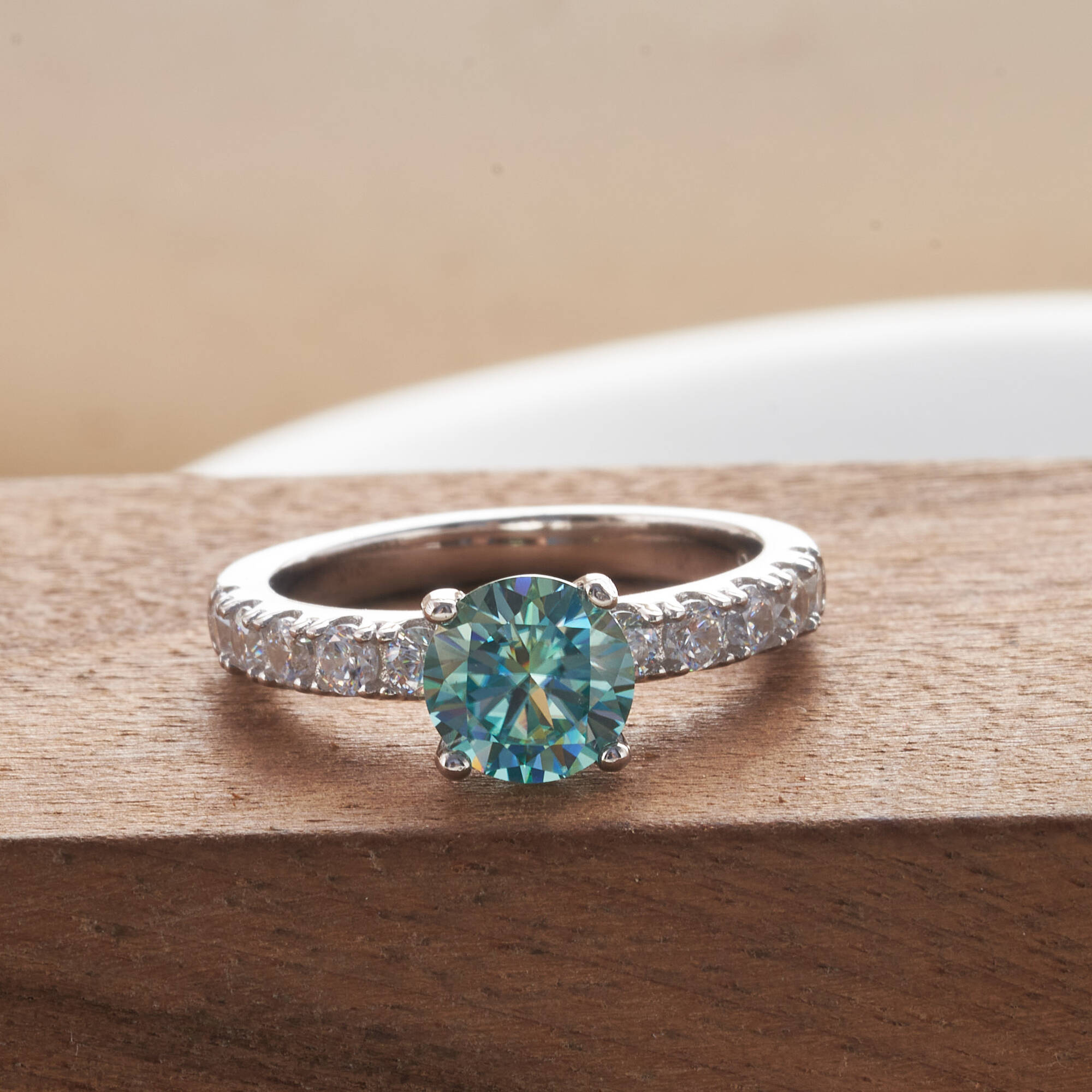 Classic 1 Carat Blue Color Moi - Moissanite Engagement Ring 1 Carat recension och pris