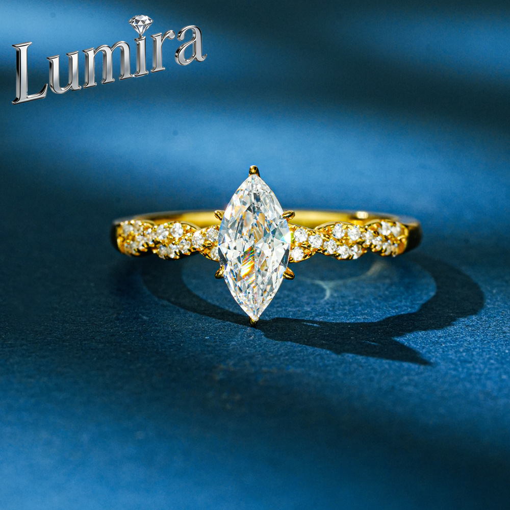 Lumira 100% 18K Gold Marquise  - Moissanite Engagement Ring 1 Carat recension och pris