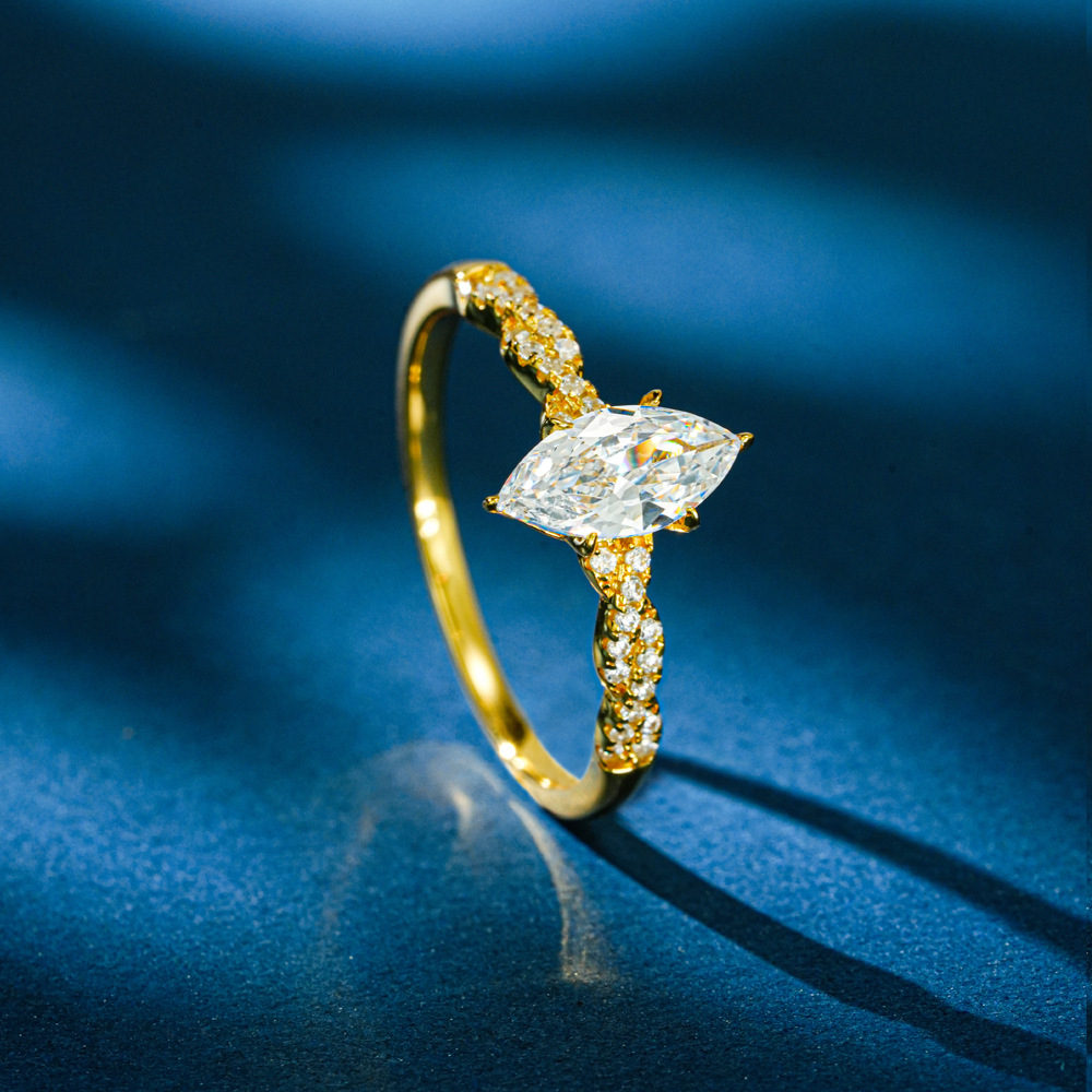 Lumira 100% 18K Gold Marquise  - Moissanite Engagement Ring 1 Carat recension och pris