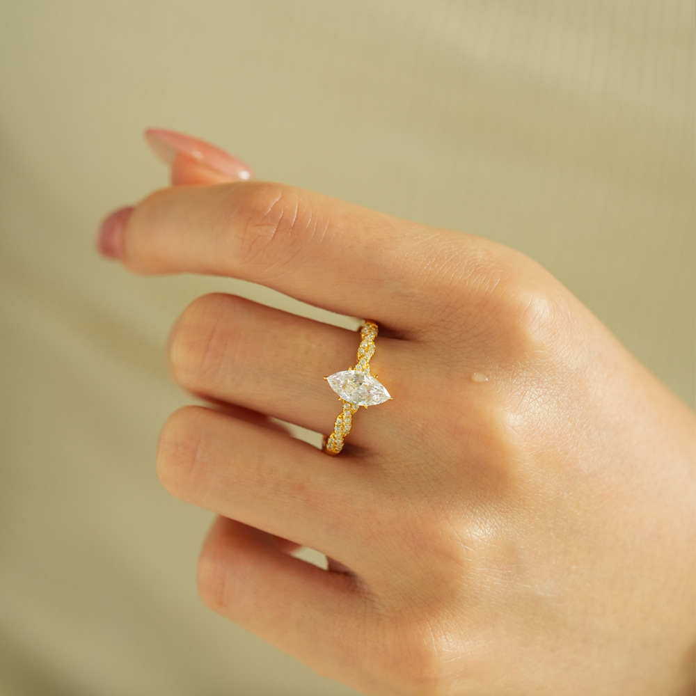 Lumira 100% 18K Gold Marquise  - Moissanite Engagement Ring 1 Carat recension och pris