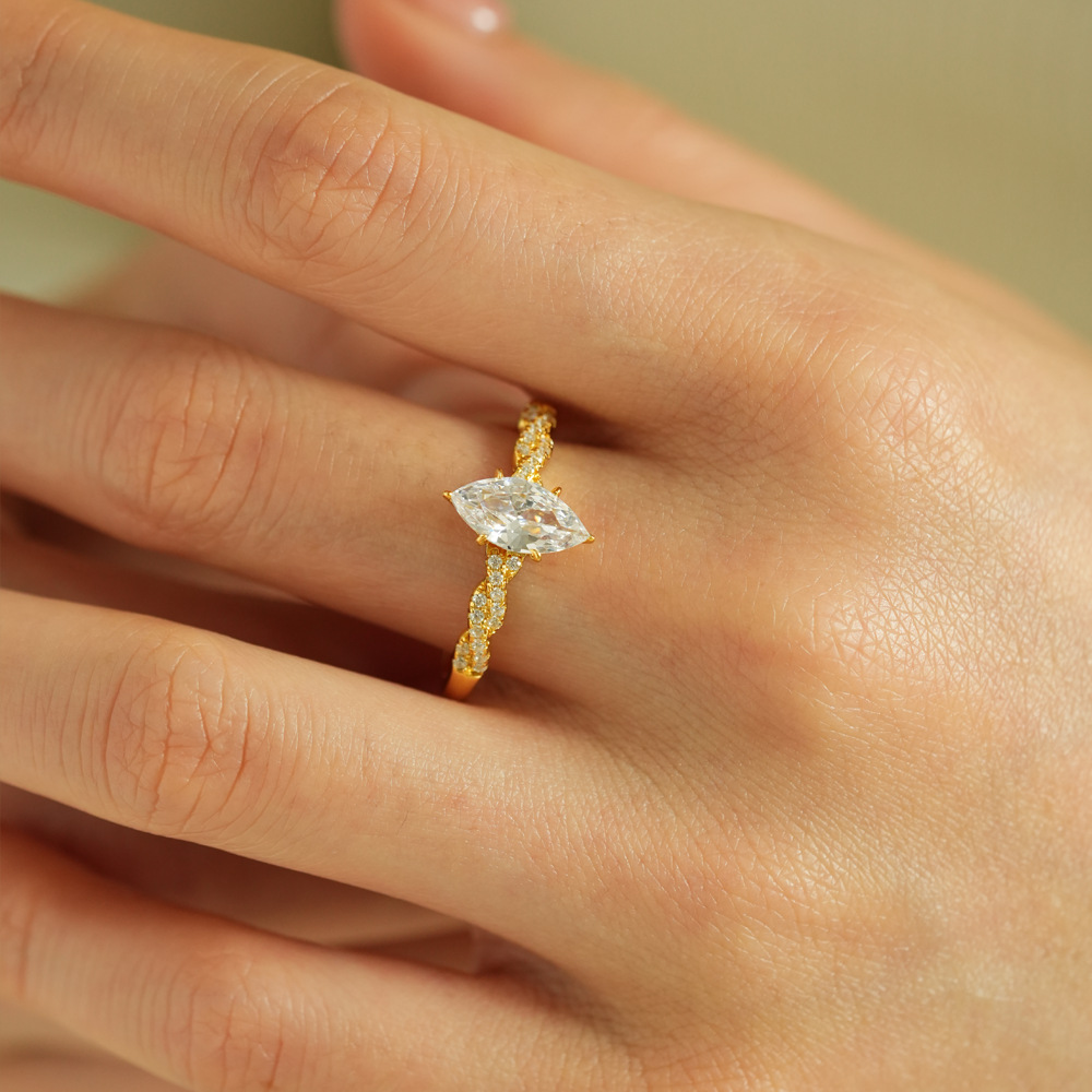 Lumira 100% 18K Gold Marquise  - Moissanite Engagement Ring 1 Carat recension och pris