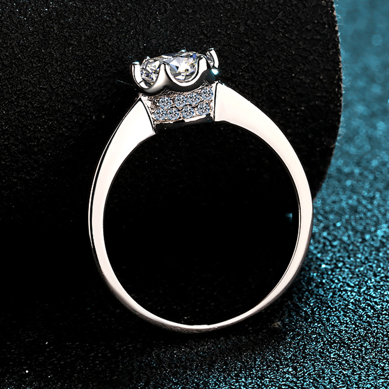 Exquisite Platinum PT950 Brigh - Moissanite Engagement Ring 1 Carat recension och pris