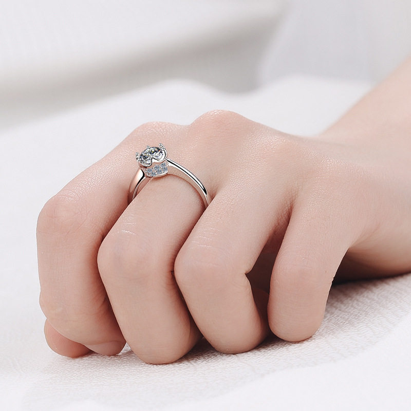 Exquisite Platinum PT950 Brigh - Moissanite Engagement Ring 1 Carat recension och pris